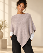 Finstickad poncho Gunsan i OneSize med asymmetrisk nederkant