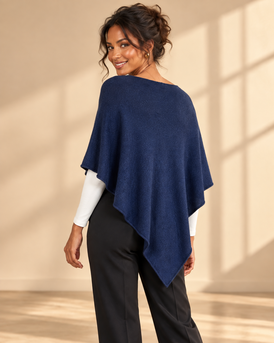 Finstickad poncho Gunsan i OneSize med asymmetrisk nederkant