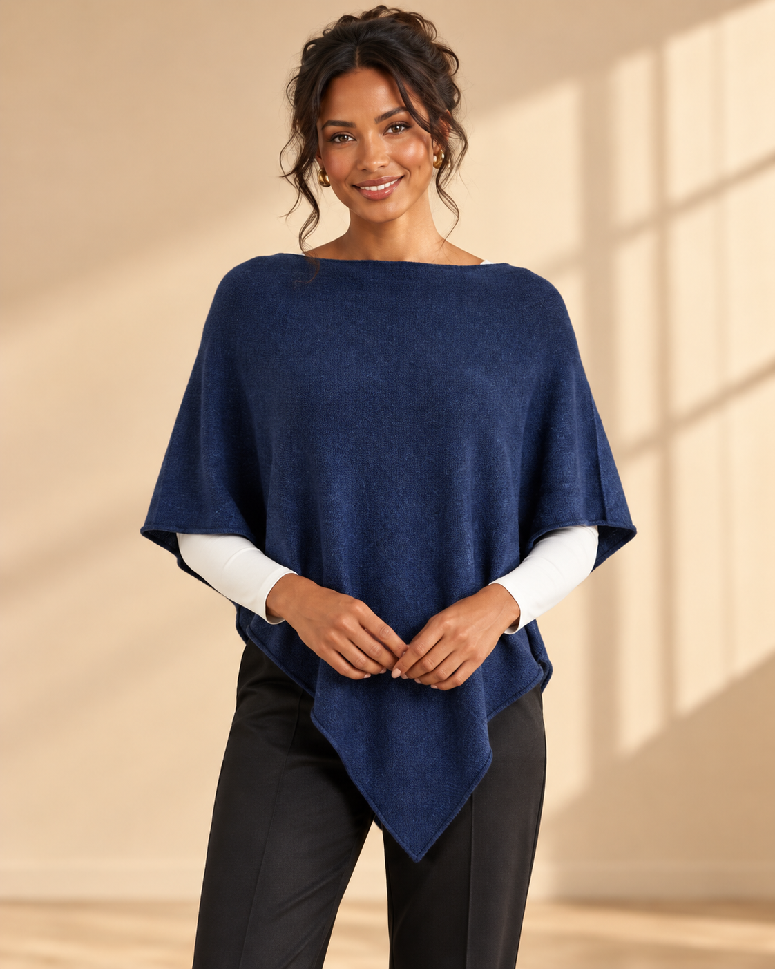 Finstickad poncho Gunsan i OneSize med asymmetrisk nederkant