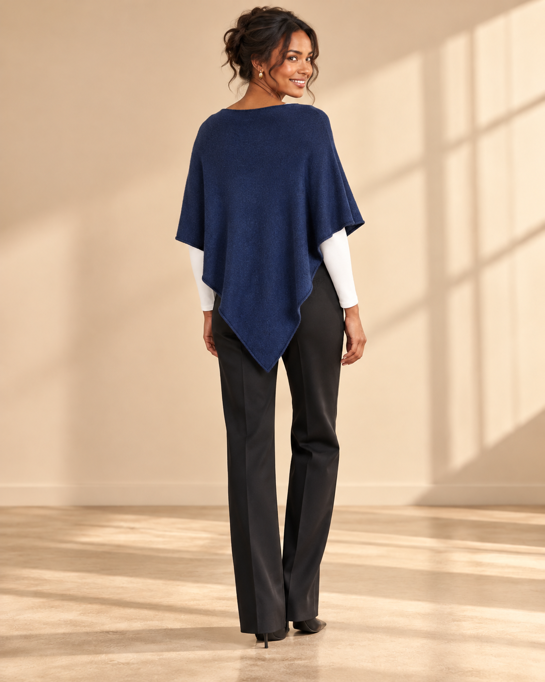 Finstickad poncho Gunsan i OneSize med asymmetrisk nederkant
