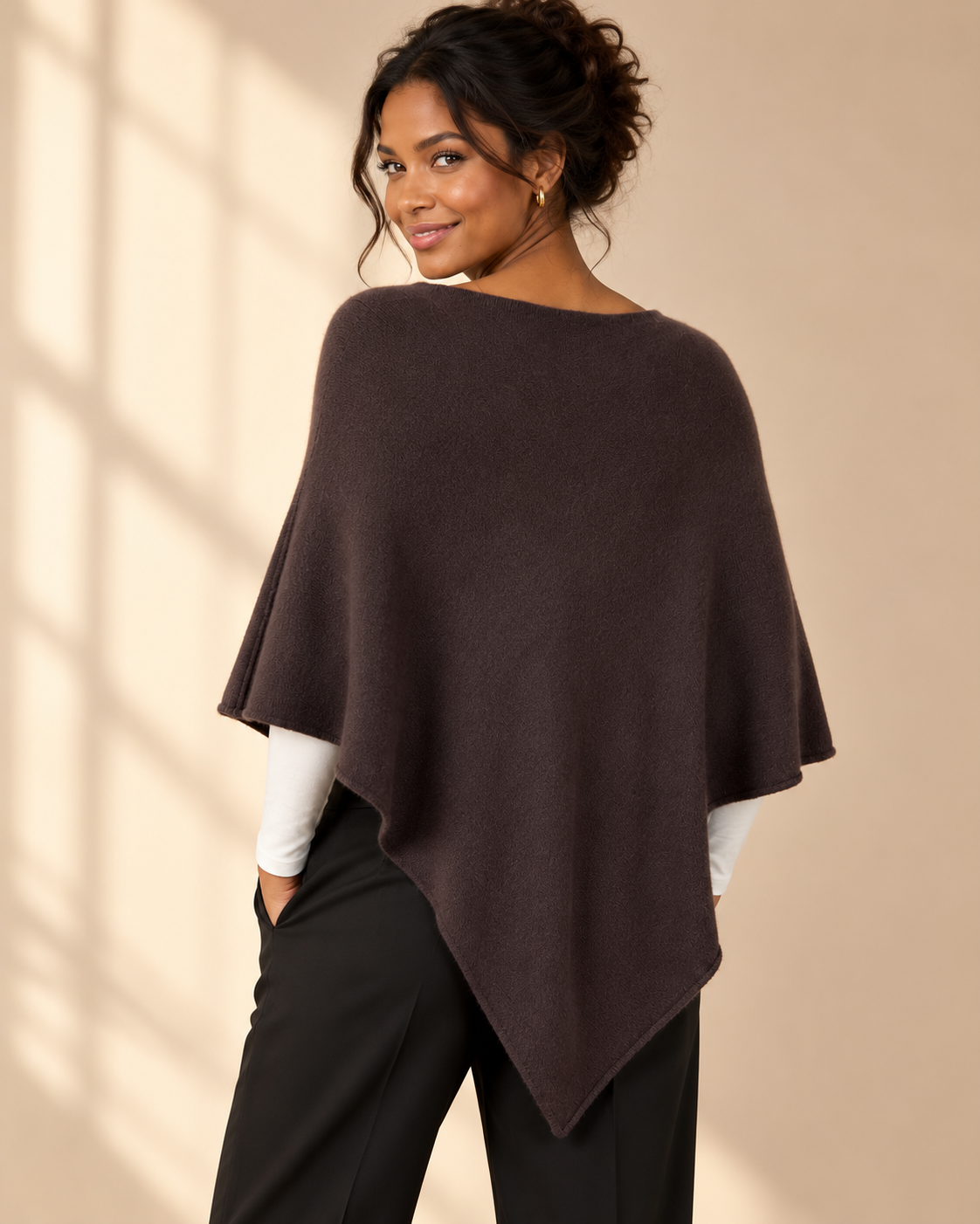Finstickad poncho Gunsan i OneSize med asymmetrisk nederkant