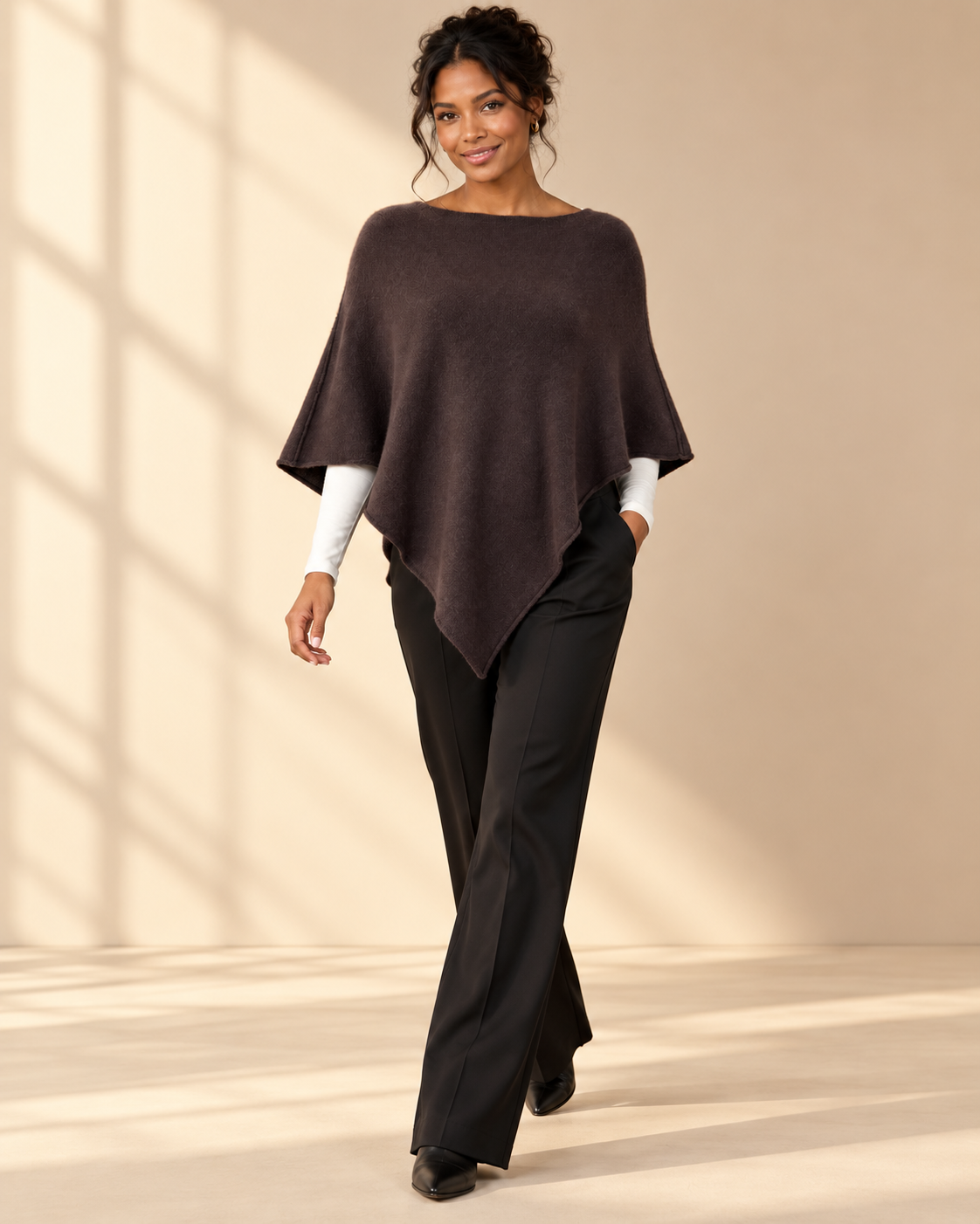 Finstickad poncho Gunsan i OneSize med asymmetrisk nederkant