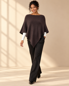 Finstickad poncho Gunsan i OneSize med asymmetrisk nederkant