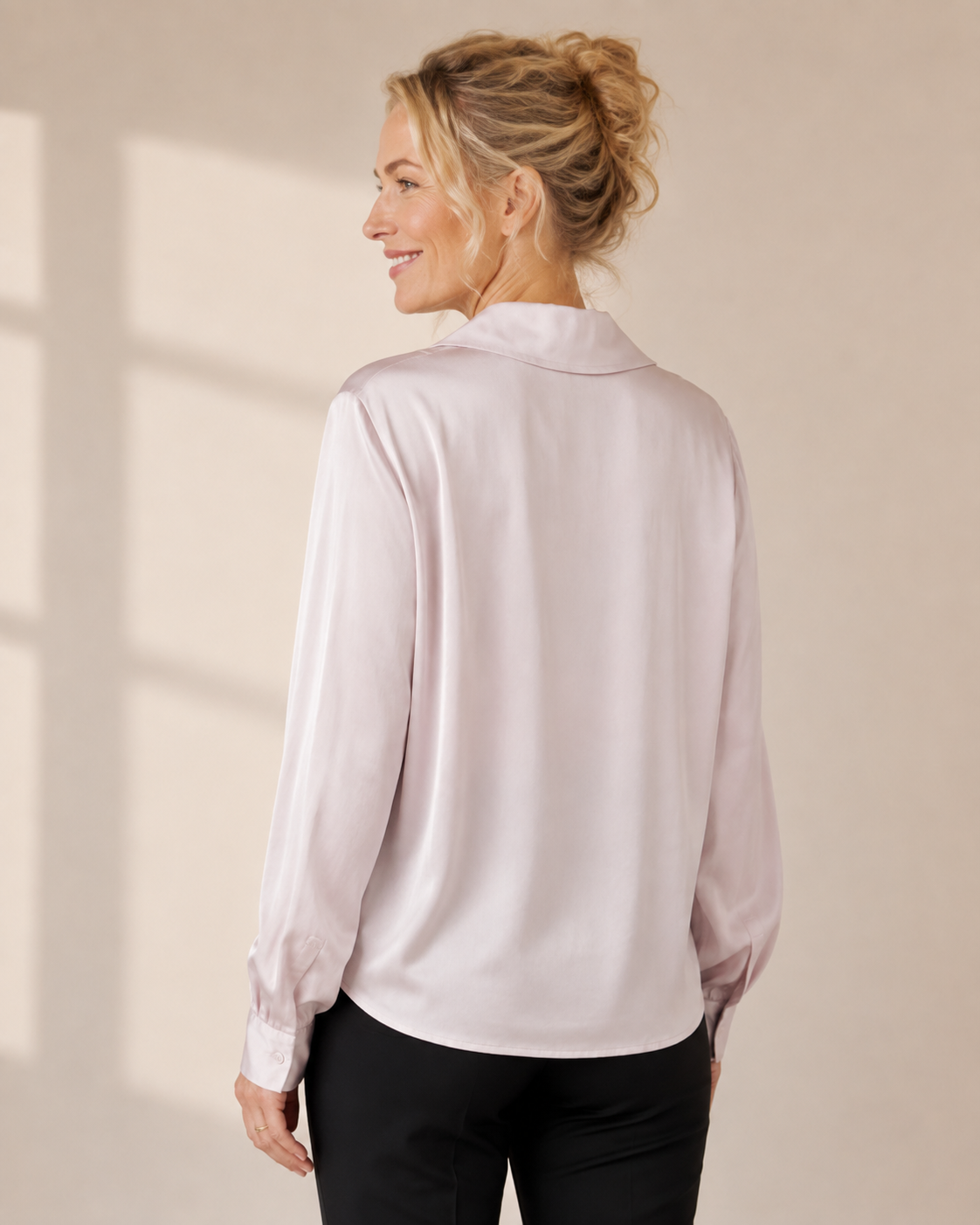 Blus Gerda i puderrosa viskos med skjortkrage och knytdetalj – Onesize ca 38–44 | Dimoda