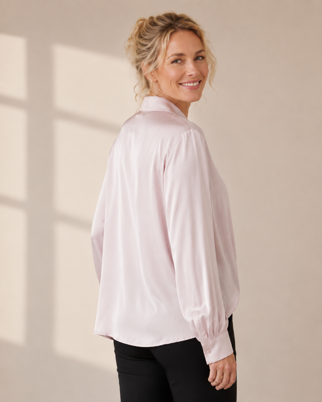 Blus Gerda i puderrosa viskos med skjortkrage och knytdetalj – Onesize ca 38–44 | Dimoda