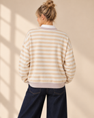 Tröja Now i beige och offwhite med ränder, texttryck framtill, långa ärmar och ledig passform.
