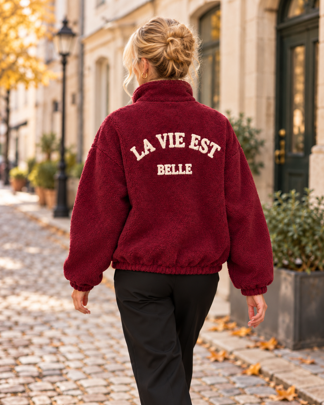 Jacka La Vie med krage, dragkedja, rymlig passform och texten ”LA VIE EST BELLE” på ryggen