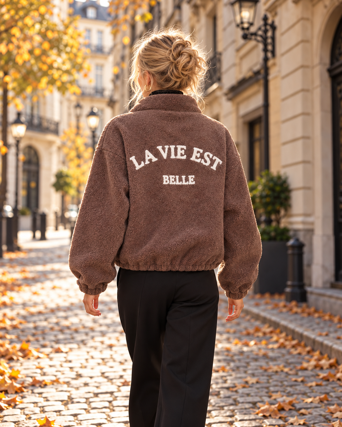 Jacka La Vie med krage, dragkedja, rymlig passform och texten ”LA VIE EST BELLE” på ryggen
