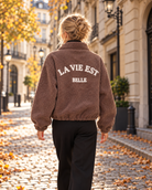 Jacka La Vie med krage, dragkedja, rymlig passform och texten ”LA VIE EST BELLE” på ryggen