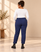 Joggers Cilla Queensize i crinklat tyg med resårmidja, dragsko, sidfickor och avsmalnande ben.