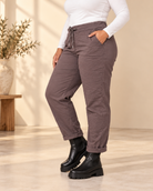 Joggers Cilla Queensize i crinklat tyg med resårmidja, dragsko, sidfickor och avsmalnande ben.