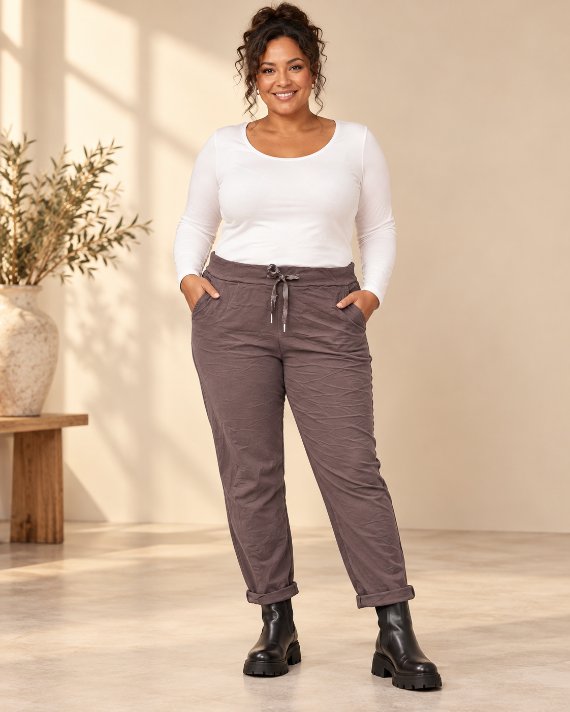 Joggers Cilla Queensize i crinklat tyg med resårmidja, dragsko, sidfickor och avsmalnande ben.