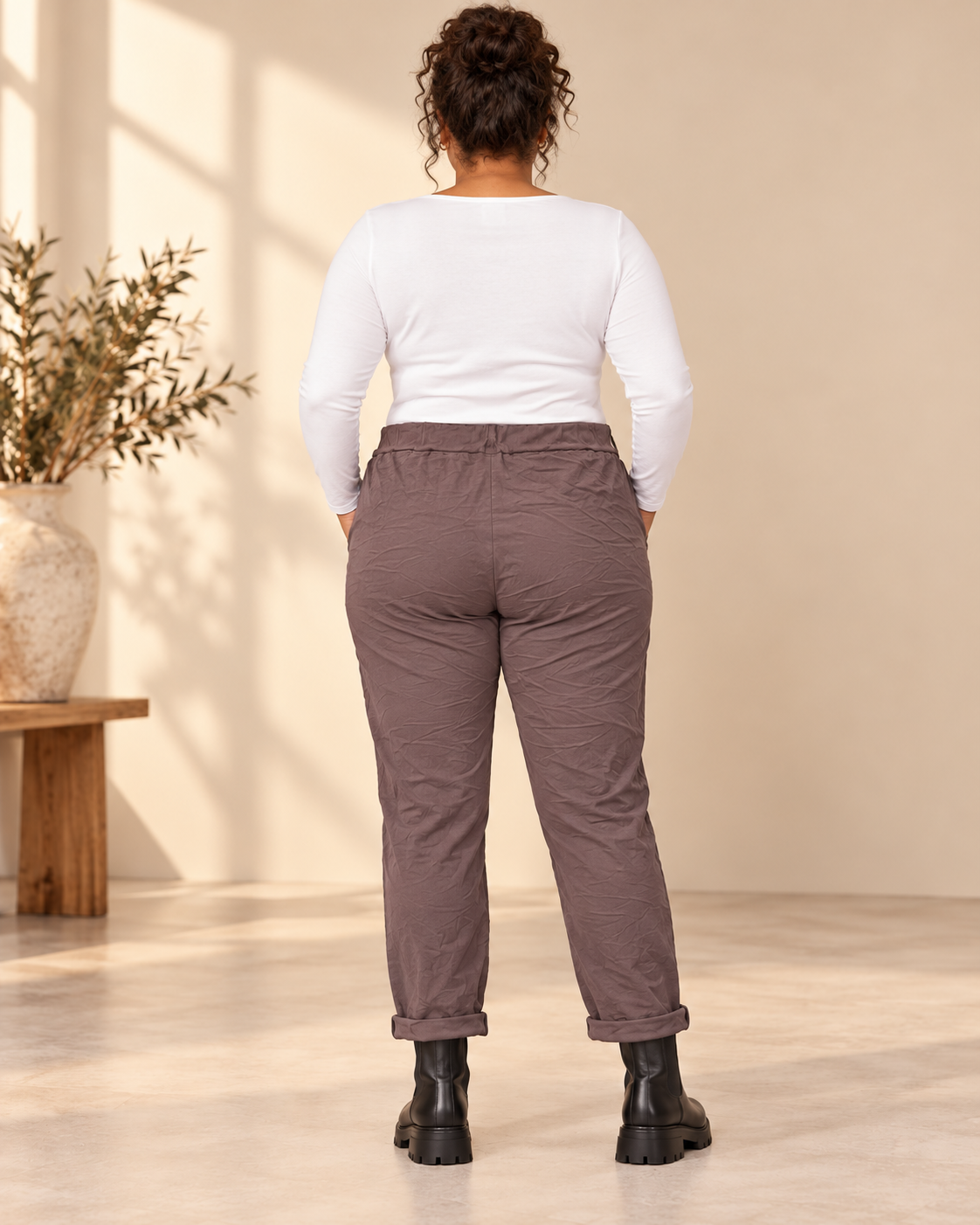 Joggers Cilla Queensize i crinklat tyg med resårmidja, dragsko, sidfickor och avsmalnande ben.