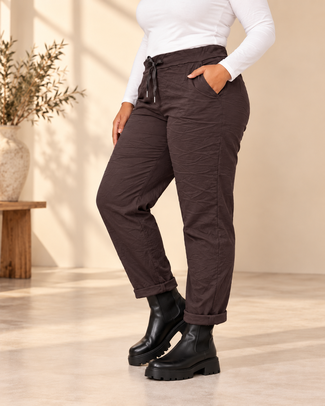 Joggers Cilla Queensize i crinklat tyg med resårmidja, dragsko, sidfickor och avsmalnande ben.