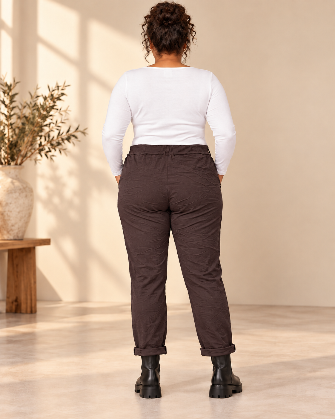 Joggers Cilla Queensize i crinklat tyg med resårmidja, dragsko, sidfickor och avsmalnande ben.