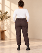 Joggers Cilla Queensize i crinklat tyg med resårmidja, dragsko, sidfickor och avsmalnande ben.