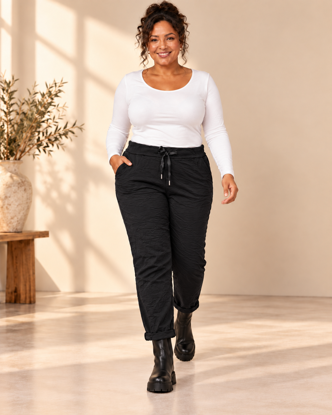 Joggers Cilla Queensize i crinklat tyg med resårmidja, dragsko, sidfickor och avsmalnande ben.