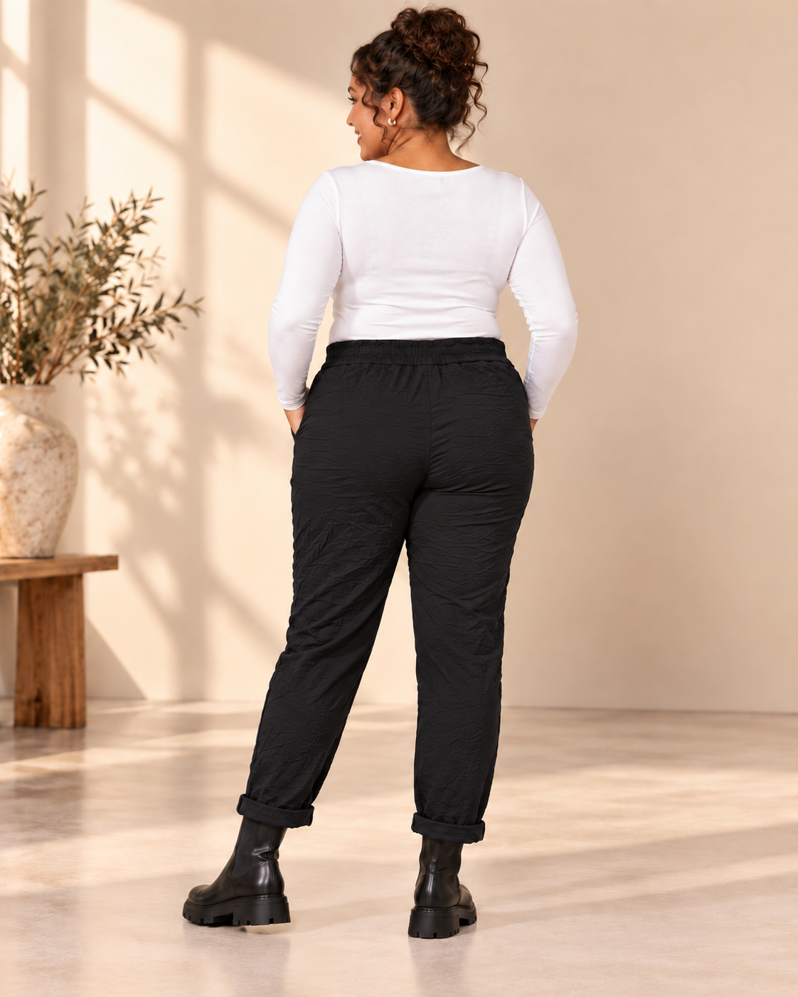 Joggers Cilla Queensize i crinklat tyg med resårmidja, dragsko, sidfickor och avsmalnande ben.