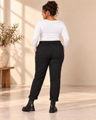 Joggers Cilla Queensize i crinklat tyg med resårmidja, dragsko, sidfickor och avsmalnande ben.