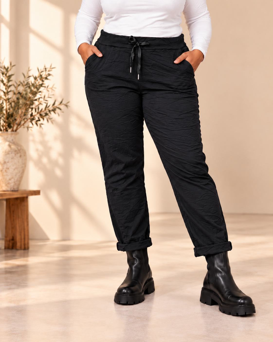 Joggers Cilla Queensize i crinklat tyg med resårmidja, dragsko, sidfickor och avsmalnande ben.
