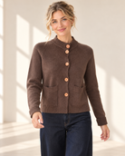 Brun finstickad kofta Hedvig med nätt ståkrage, dekorativa knappar, två fickor framtill och långa ärmar med ribbstickade muddar.⠋