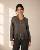 Blus Elise brun med spetskant i 100% viskos – Mirelle Design