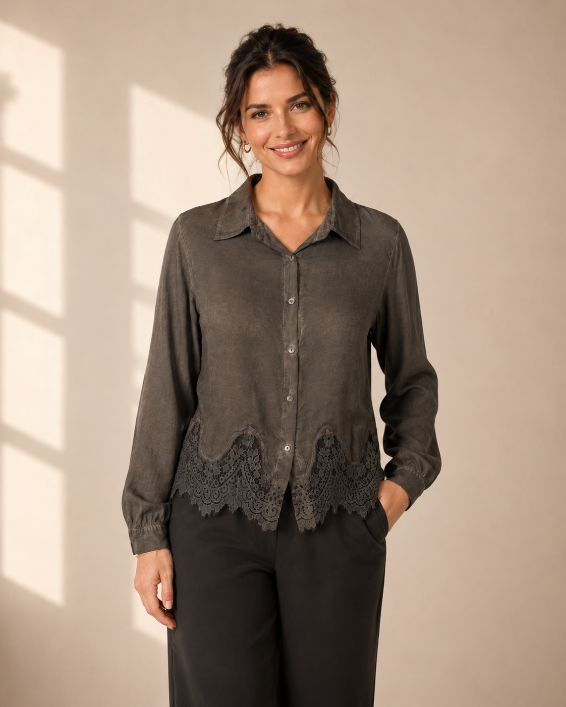 Blus Elise brun med spetskant i 100% viskos – Mirelle Design