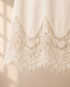 Blus Elise offwhite i viskos med dekorativ spetskant – Mirelle Design