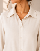Blus Elise offwhite i viskos med dekorativ spetskant – Mirelle Design