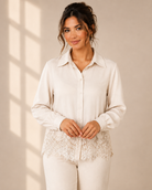 Blus Elise offwhite i viskos med dekorativ spetskant – Mirelle Design