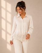 Blus Elise offwhite i viskos med dekorativ spetskant – Mirelle Design