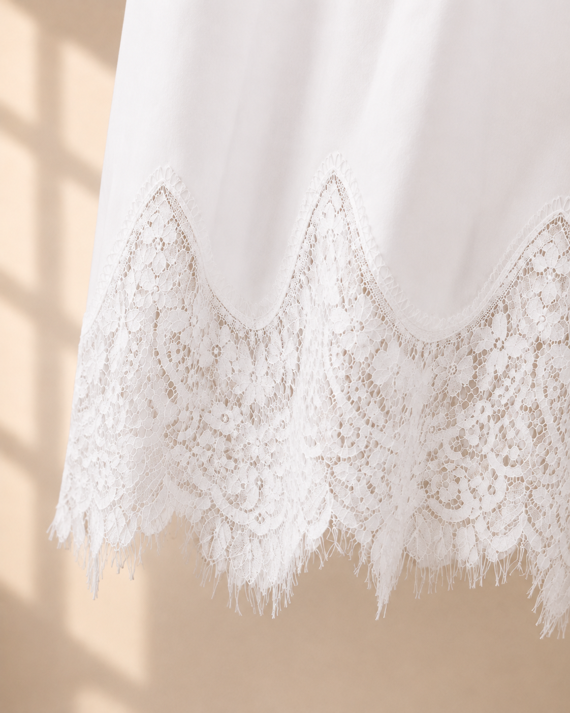 Blus Elise vit i viskos med dekorativ spetskant – Mirelle Design