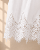 Blus Elise vit i viskos med dekorativ spetskant – Mirelle Design