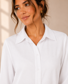 Blus Elise vit i viskos med dekorativ spetskant – Mirelle Design