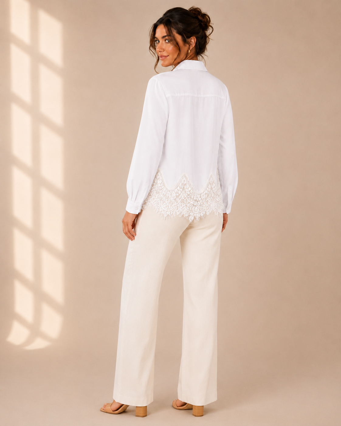 Blus Elise vit i viskos med dekorativ spetskant – Mirelle Design