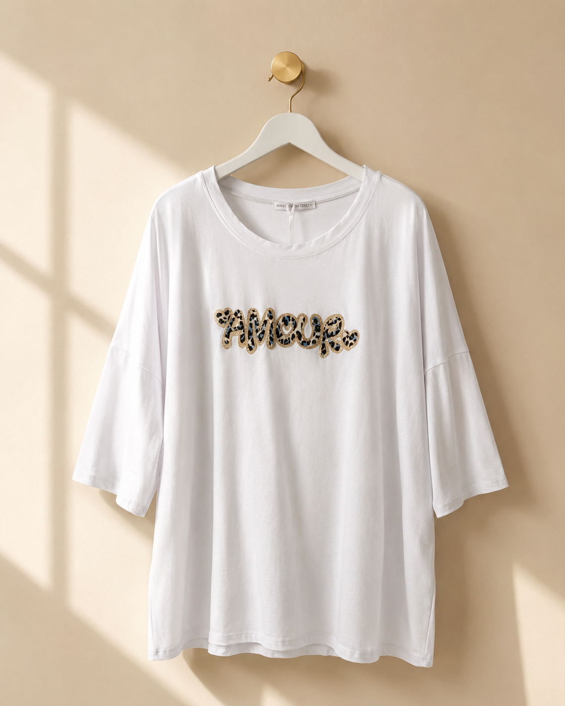 T-shirt Amour med leopardtryck i vit/blå – Queensize