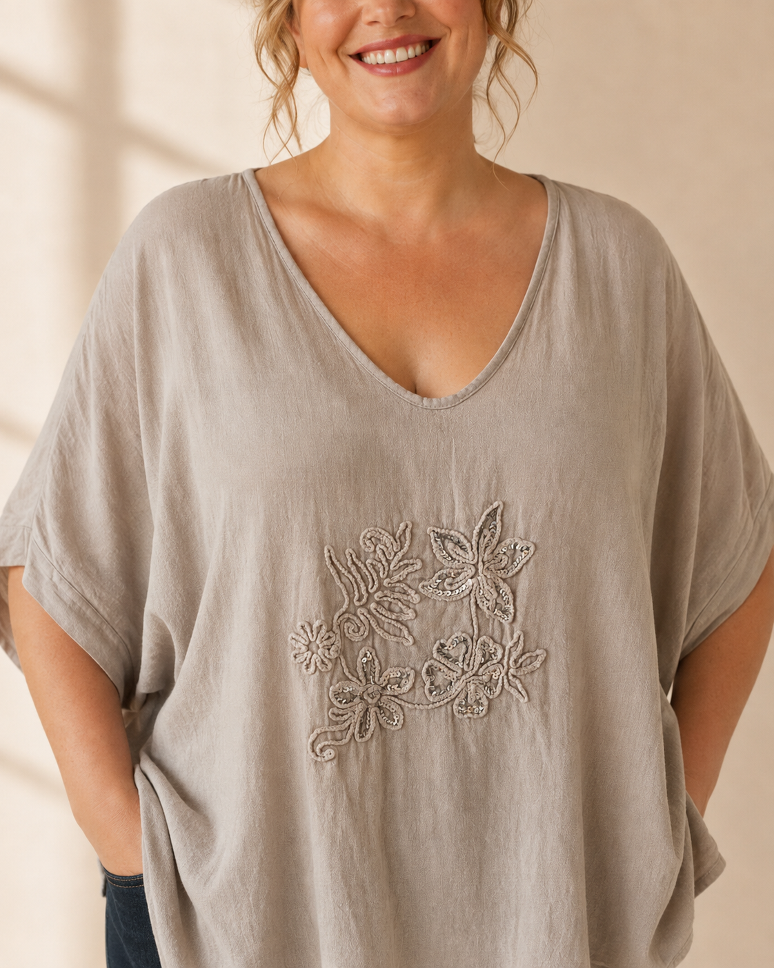 Topp Louise beige med broderade blommor och paljetter – Queensize | Dimoda