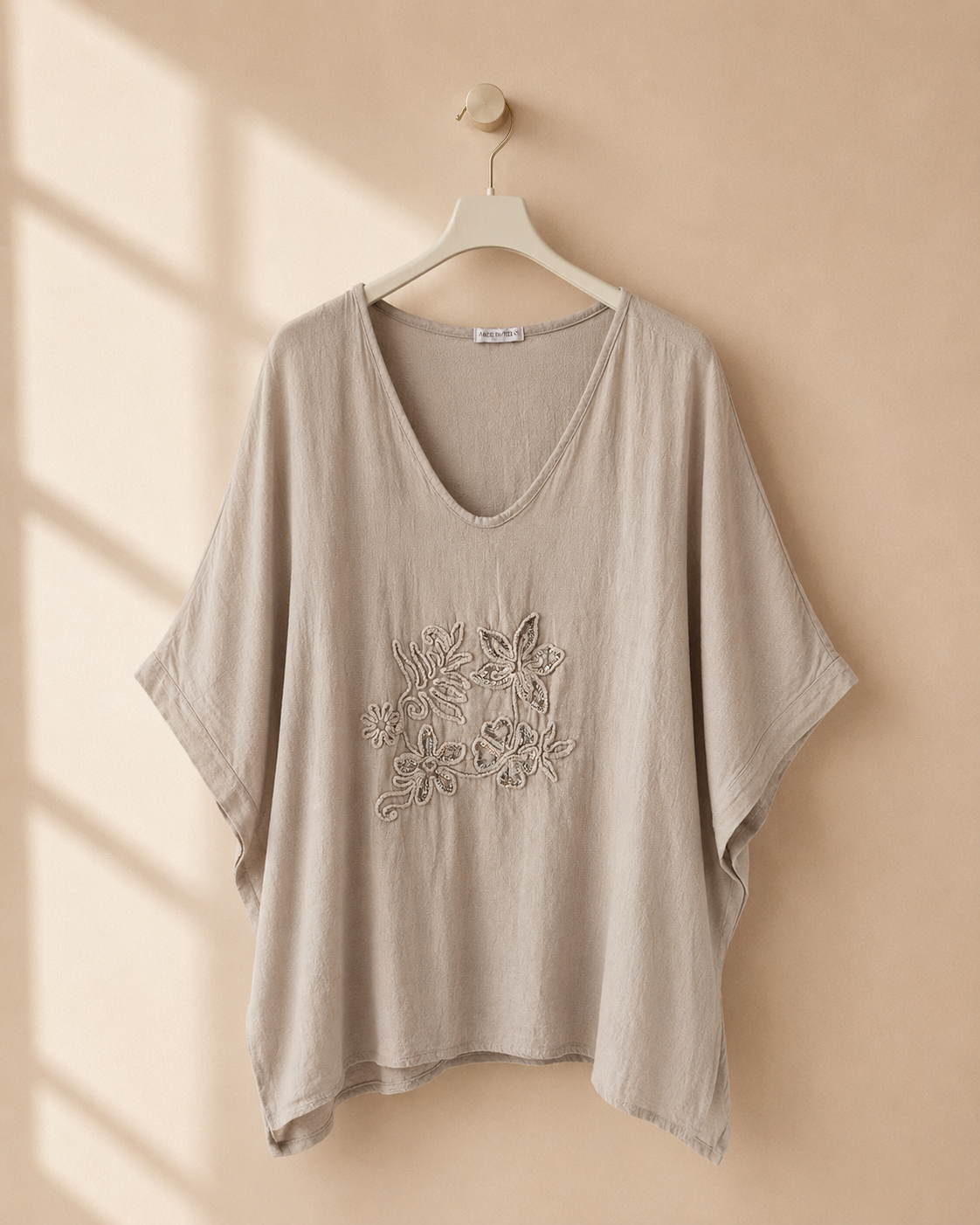 Topp Louise beige med broderade blommor och paljetter – Queensize | Dimoda