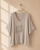 Topp Louise beige med broderade blommor och paljetter – Queensize | Dimoda