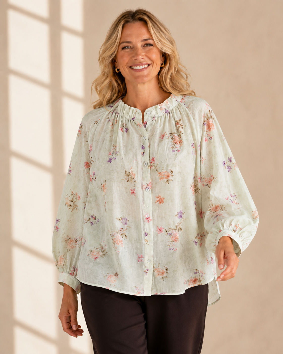Blus Blomster med blommigt mönster i ljusgrön – Queensize