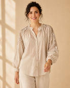 Blus Nelly Beige – Spetsdetaljer & Broderade Ärmar
