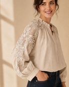 Blus Nelly Beige – Spetsdetaljer & Broderade Ärmar