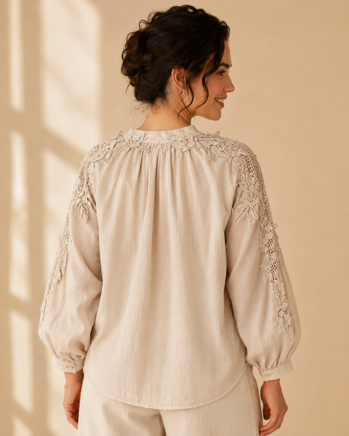 Blus Nelly Beige – Spetsdetaljer & Broderade Ärmar