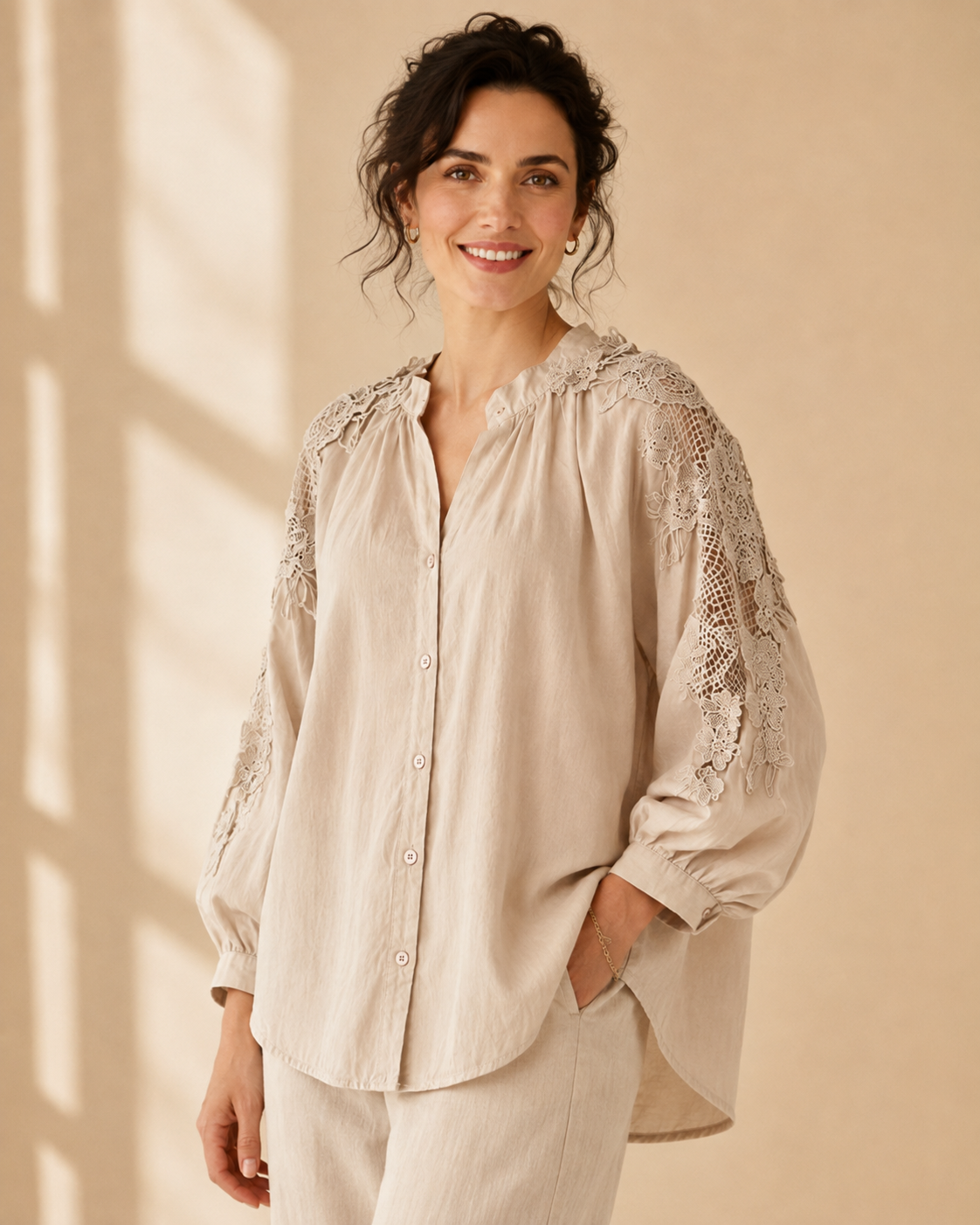 Blus Nelly Beige – Spetsdetaljer & Broderade Ärmar