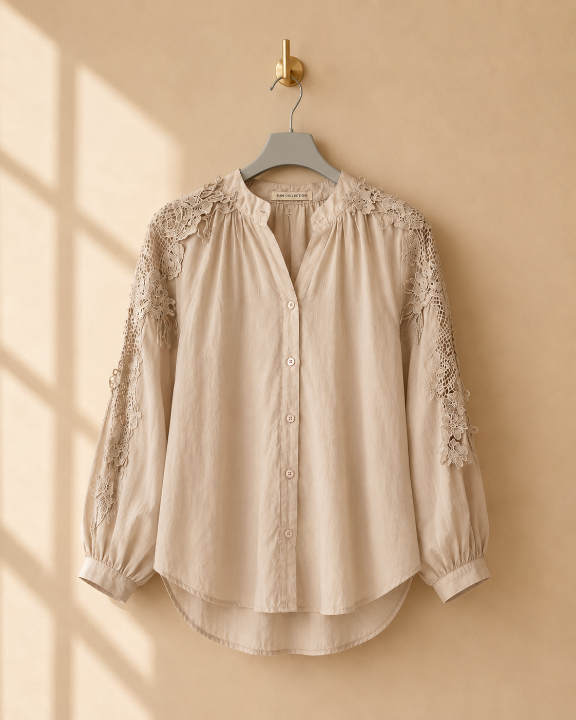 Blus Nelly Beige – Spetsdetaljer & Broderade Ärmar