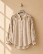 Blus Nelly Beige – Spetsdetaljer & Broderade Ärmar