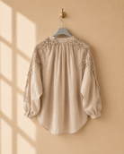 Blus Nelly Beige – Spetsdetaljer & Broderade Ärmar