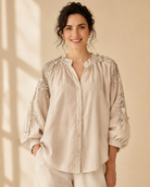 Blus Nelly Beige – Spetsdetaljer & Broderade Ärmar