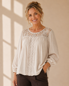 Blus Bella med virkade spetsdetaljer i beige – Mirelle