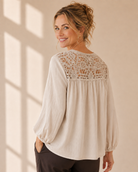 Blus Bella med virkade spetsdetaljer i beige – Mirelle